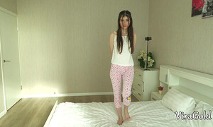 Лижет яйца фото