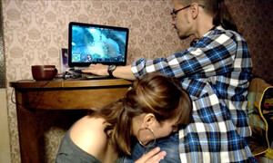 Сосет член парню геймеру, пока тот сидит весь в игре