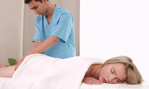 Круто! Оказывается, секс с массажистом входит в стоимость сеанса массажа!